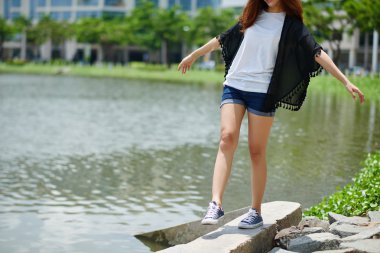 taşlar üzerinde yürüyen kadın