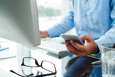 İş adamı kontrol telefon