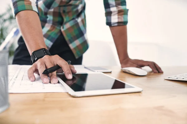 Graphic artist using pad — Stock Photo, Image