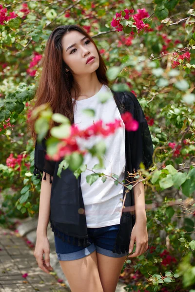 Mujer joven caminando en el jardín —  Fotos de Stock