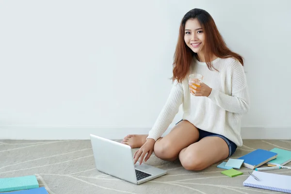 Menina usando laptop e suco de bebida — Fotografia de Stock