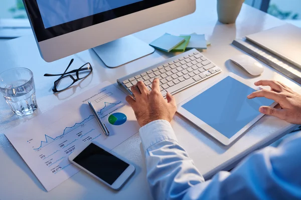 Empresario que utiliza la computadora — Foto de Stock