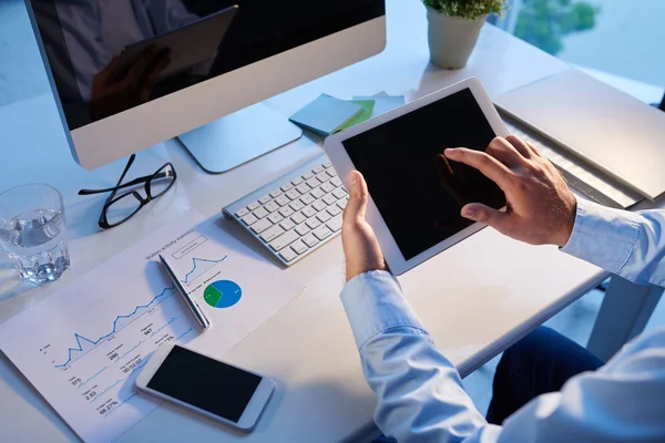 Empresário procurando informações no tablet — Fotografia de Stock