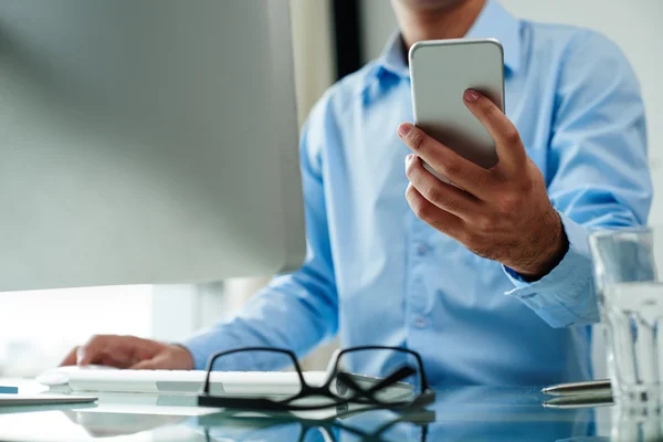 Homme prenant selfie à son lieu de travail — Photo