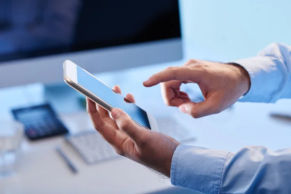 Mensajería de texto hombre de negocios en su mesa — Foto de Stock