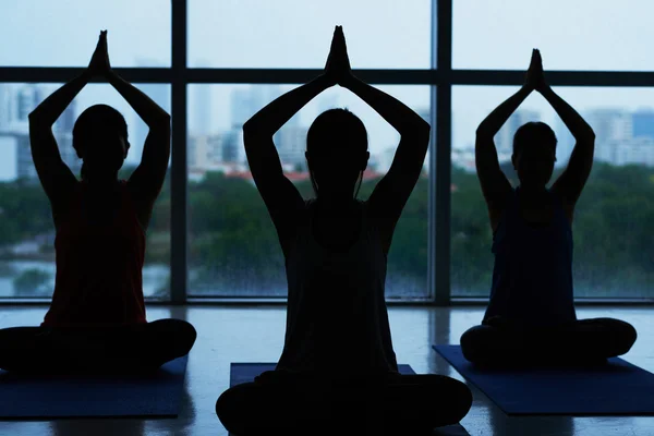 Vrouwen met yoga opleiding — Stockfoto