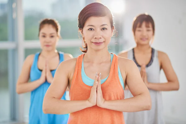 Vrouwen houden handen in namaste gebaar — Stockfoto