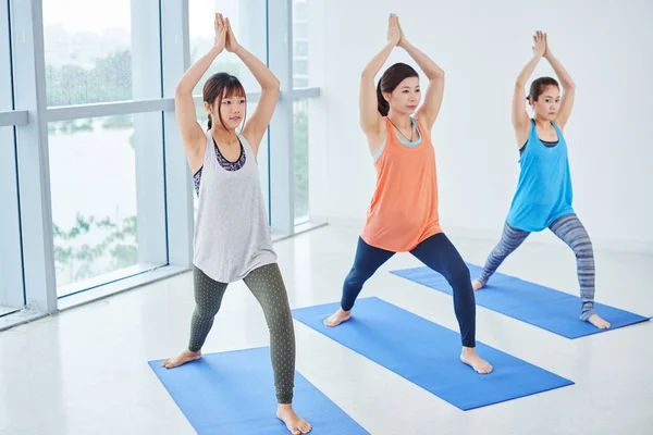 Kvinnor som utövar yoga — Stockfoto