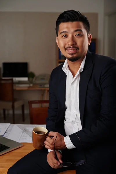 Homem de negócios com grande caneca de café — Fotografia de Stock