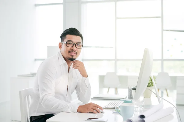 Podnikatel sedí na svém pracovišti — Stock fotografie