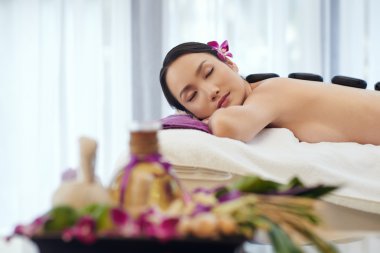 kadının taş tedavi