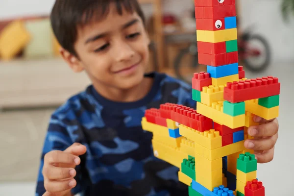 Piccolo ragazzo che fa torre — Foto Stock