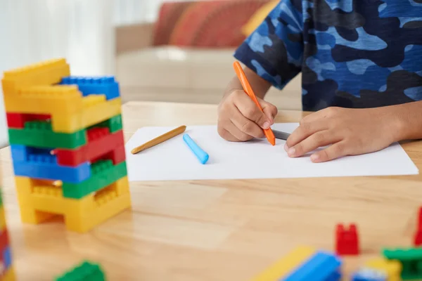Хлопчик малює барвистими олівцями — стокове фото