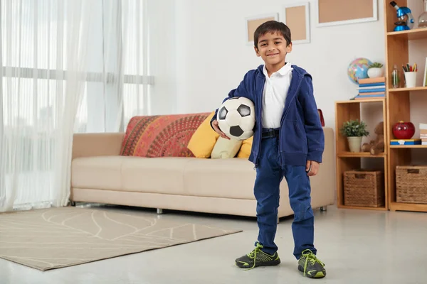 Pequeño jugador de fútbol —  Fotos de Stock