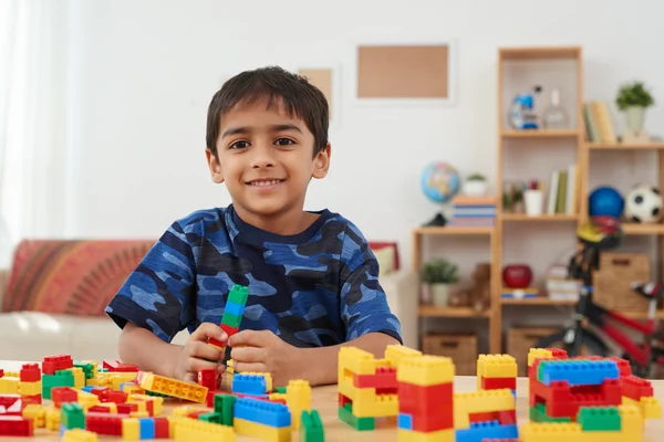 Menino brincando com tijolos coloridos — Fotografia de Stock