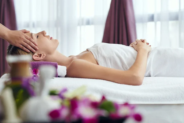 Kobieta, odbieranie, relaksujący masaż głowy — Zdjęcie stockowe