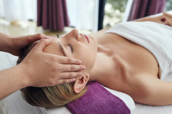 Mulher com procedimento de elevação facial — Fotografia de Stock