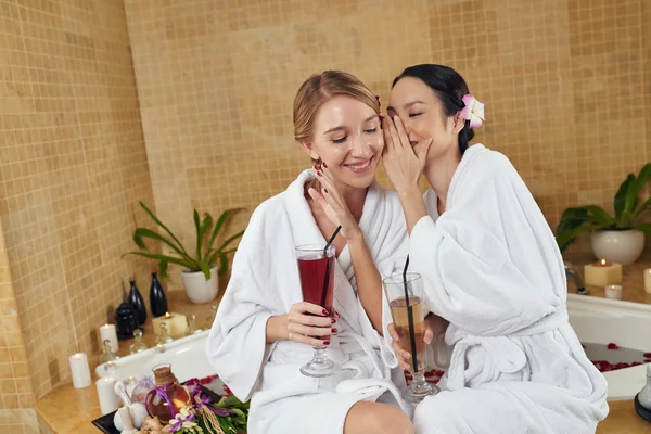 Mulheres conversando depois de spa — Fotografia de Stock
