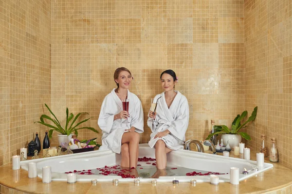 Amiche in spa — Foto Stock