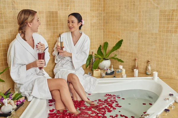 Mujeres teniendo despedida de soltera en el salón de spa —  Fotos de Stock