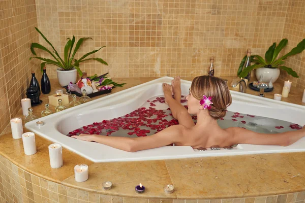 Mujer relajante en jacuzzi — Foto de Stock