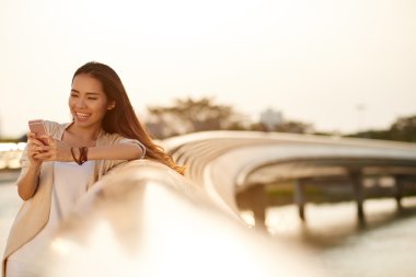 Kadın okuma mesajı açık havada