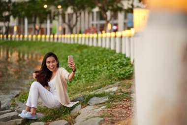 Göl kenarında selfie konuşurken kız