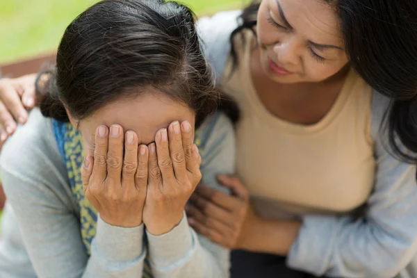 Frau unterstützt ihren weinenden Freund — Stockfoto