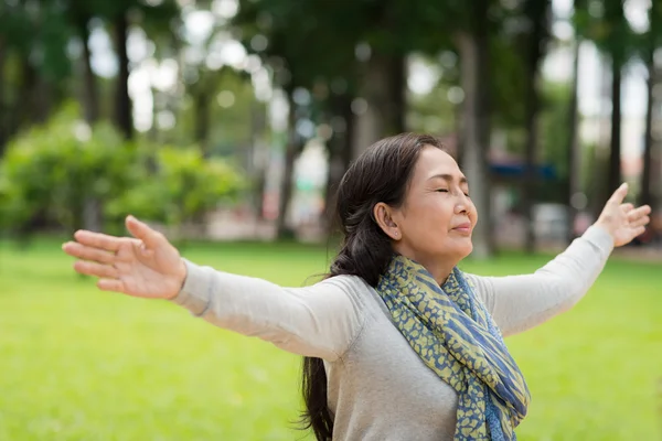 Woman enjoying fresh air — Stock Photo, Image