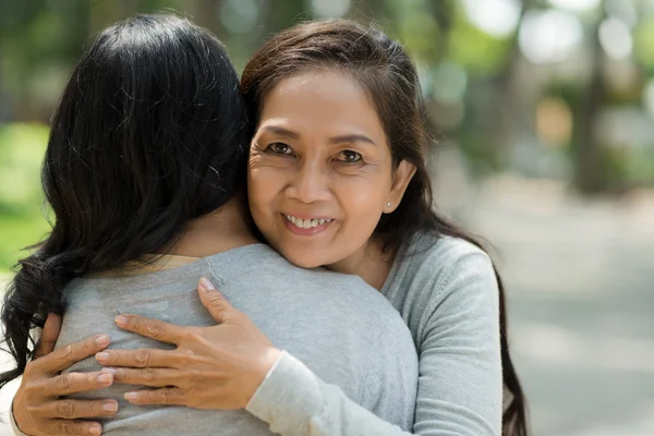 彼女の親友を抱き締めるベトナム人女性 — ストック写真