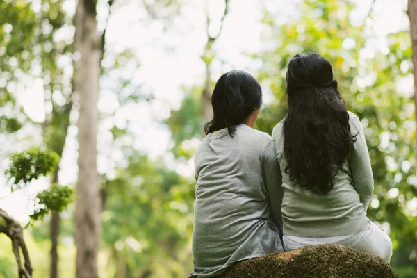 Amigos do sexo feminino descansando no parque — Fotografia de Stock