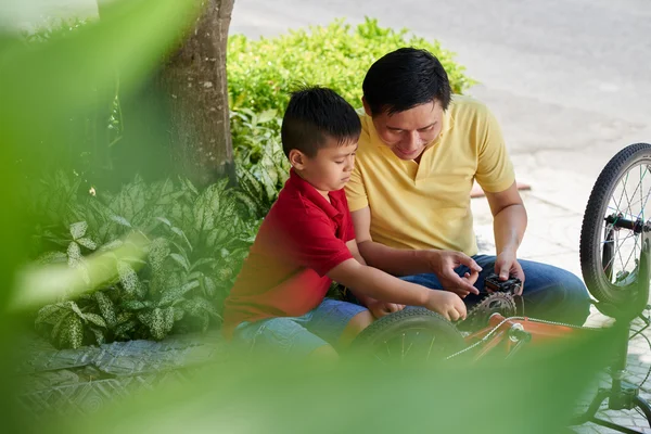 Padre e hijo explicando mecanismo — Foto de Stock