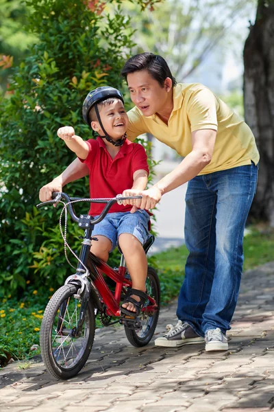 Pai aprendendo ciclismo seu filho — Fotografia de Stock