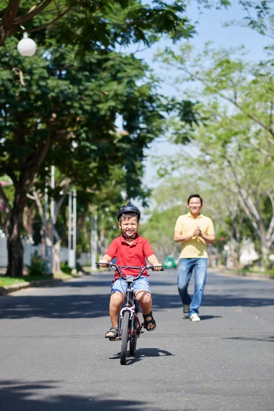 Boy riding a bike for the first time — Stock Photo, Image
