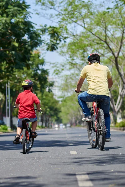 Père et fils appréciant le vélo — Photo