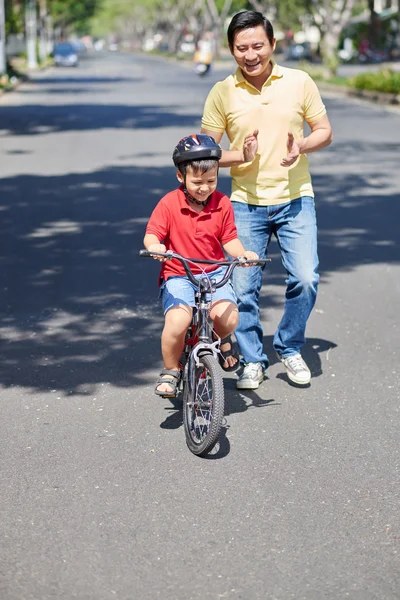 Père enseignant à son fils à faire du vélo — Photo