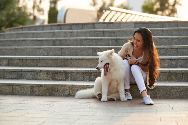 女性は彼女の犬は屋外で遊ぶ — ストック写真