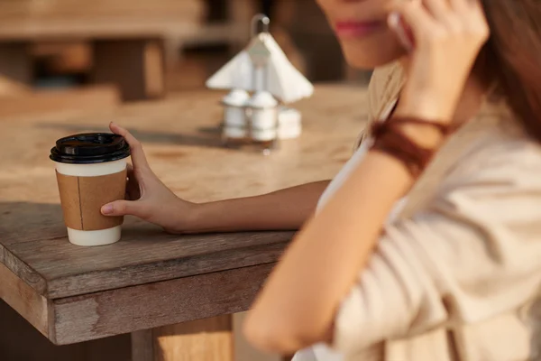 Kvinna dricka kaffe och prata telefon — Stockfoto