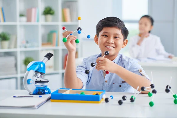 Niño haciendo modelo molecular — Foto de Stock