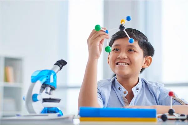 Okul çocuğu moleküler model arıyorsunuz — Stok fotoğraf