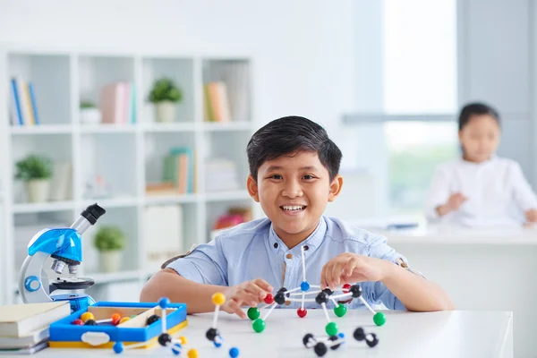 Uczniak siedzi w klasie chemii — Zdjęcie stockowe
