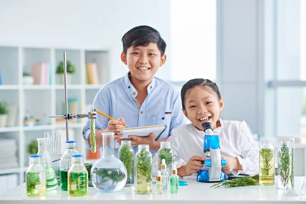 Pequeños biólogos examinando plantas — Foto de Stock