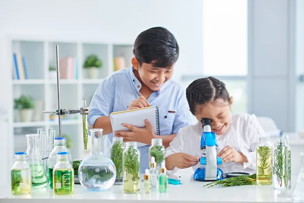 Barn som arbetar i par i biologi klass — Stockfoto
