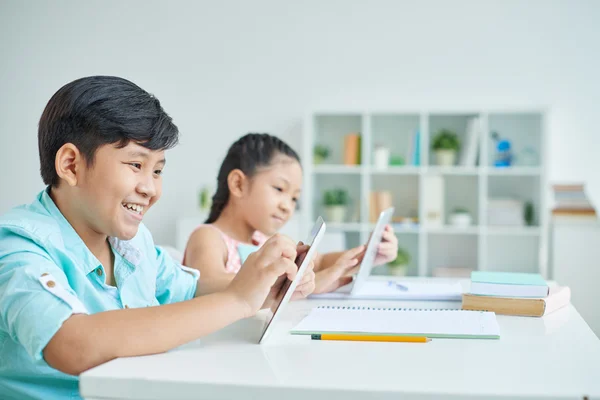 Colegiales con tabletas digitales — Foto de Stock