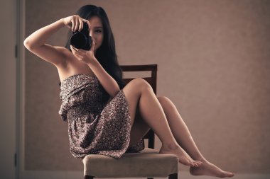 Kadın sandalyede oturan kamera ile