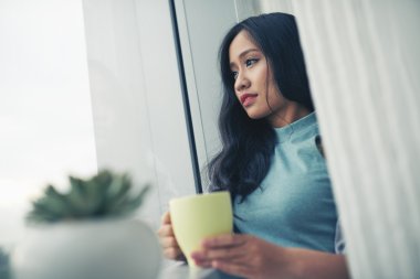 Kadın büyük fincan kahve ile