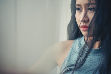 Dalgın gülmeyen kadın