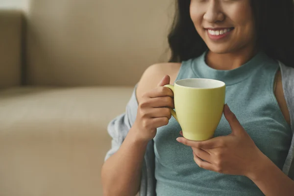 Kvinna njuta kopp kaffe — Stockfoto