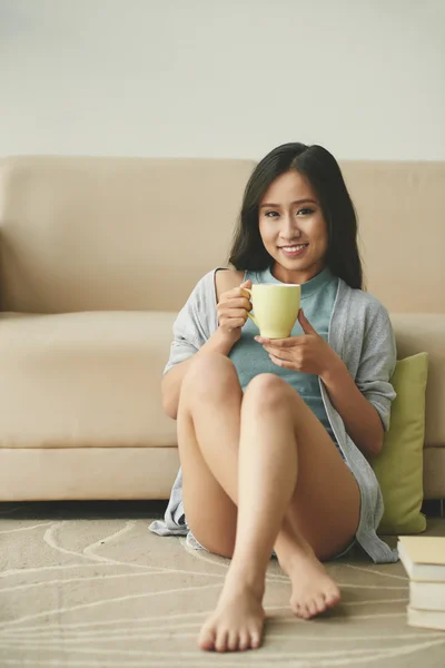 Frau trinkt großen Becher Kaffee — Stockfoto