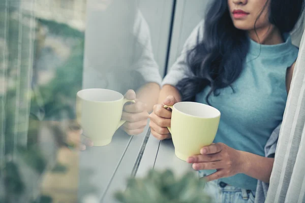 コーヒーの大きなカップを持つ女性 — ストック写真